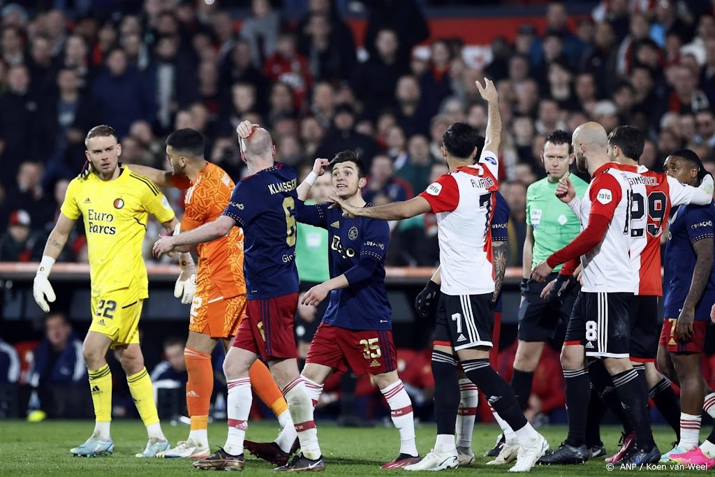 Feyenoord - Ajax na half uur weer hervat