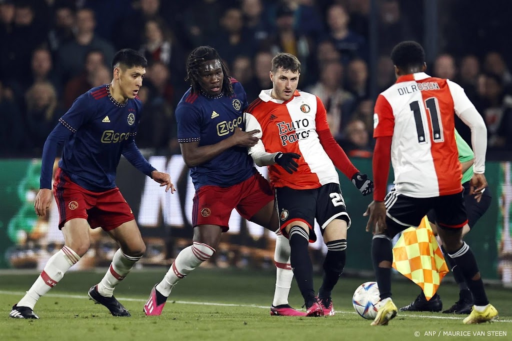 Ajax verslaat Feyenoord in ontsierde halve finale bekertoernooi