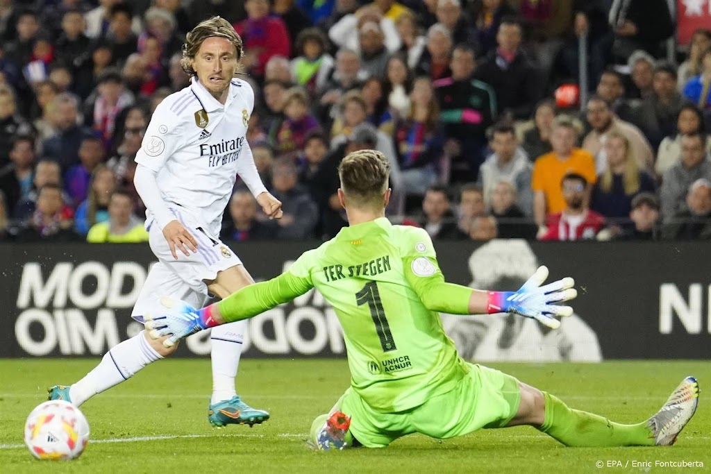 Real wint in Camp Nou ruim van Barcelona en gaat naar bekerfinale