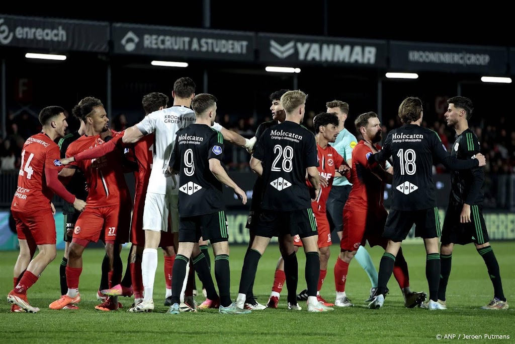 Almere City en PEC Zwolle houden elkaar in evenwicht