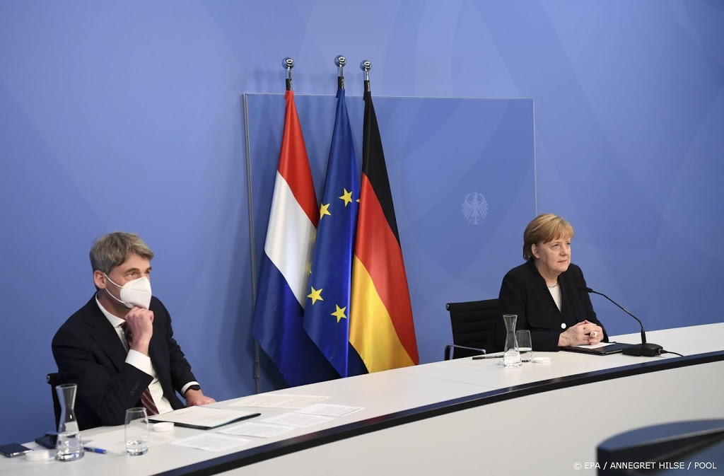 Merkel 'deemoedig' in 5 mei-lezing: Duitse misdaden verjaren niet
