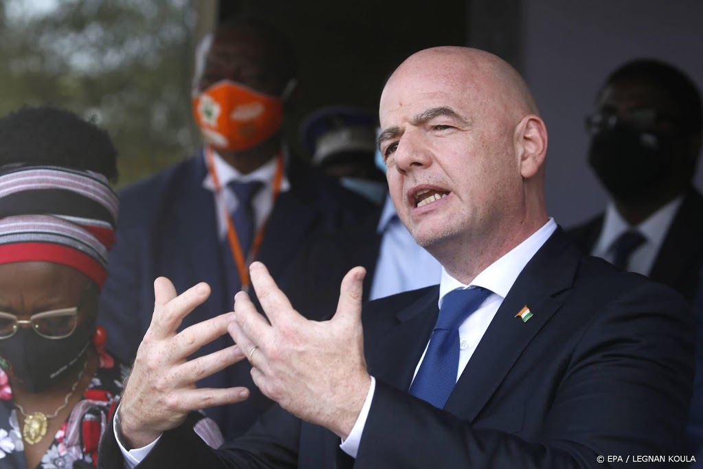 FIFA-preses Infantino wil 12 clubs van Super League sparen