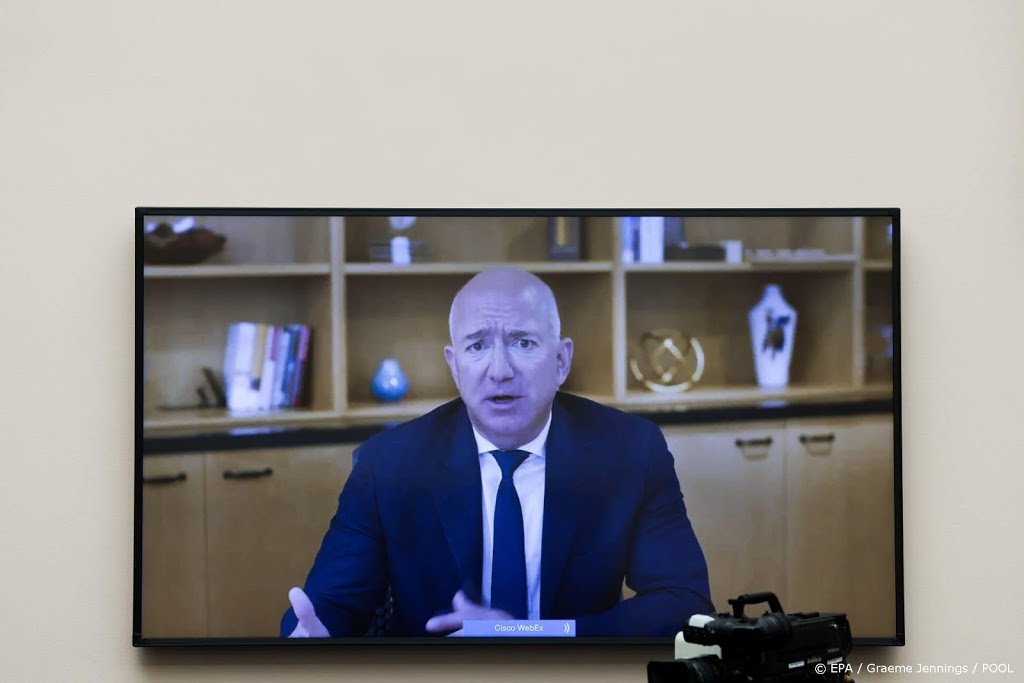 Jeff Bezos wil in juli eerste toeristen naar ruimte brengen