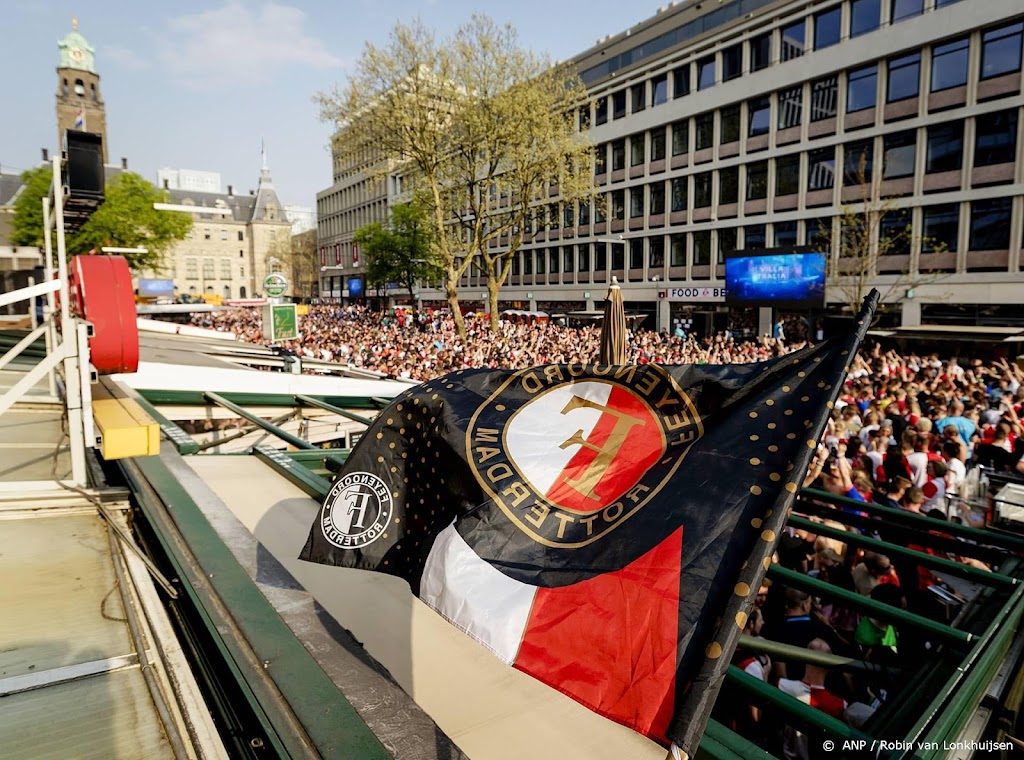 Gespannen Feyenoord-fans kijken op druk Stadhuisplein Rotterdam