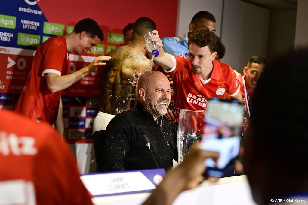 Spelers bezorgen PSV-coach Bosz 'bierdouche' op persconferentie