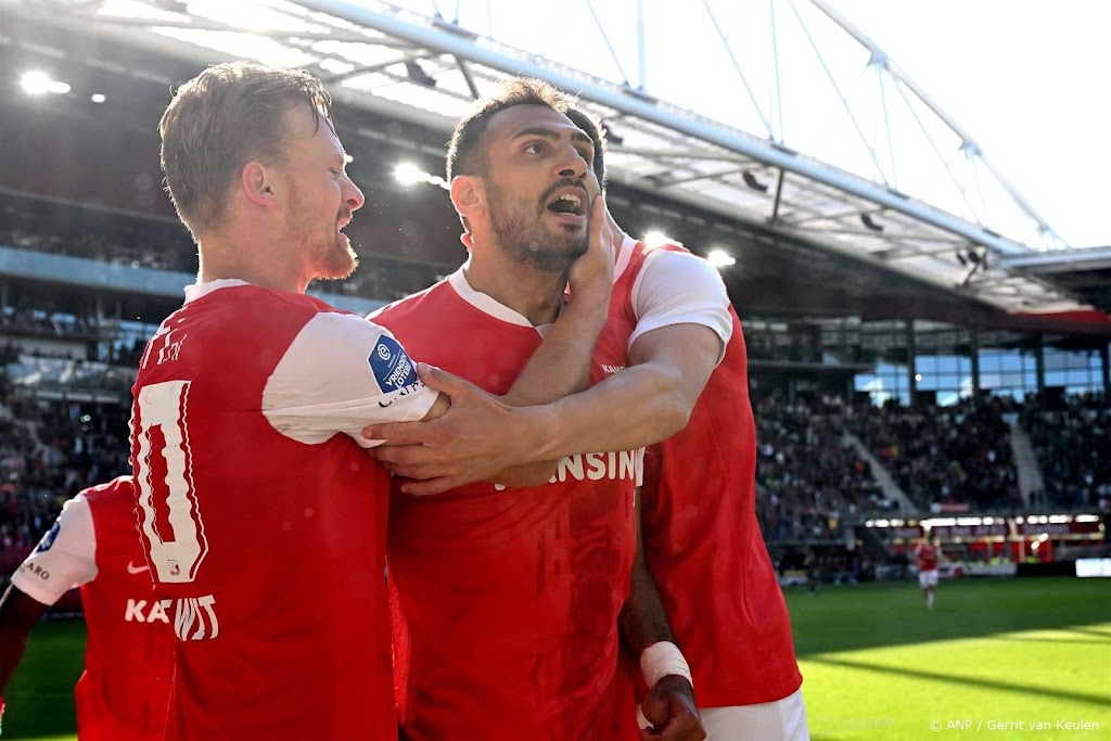 AZ verslaat FC Twente en houdt strijd om derde plaats levend