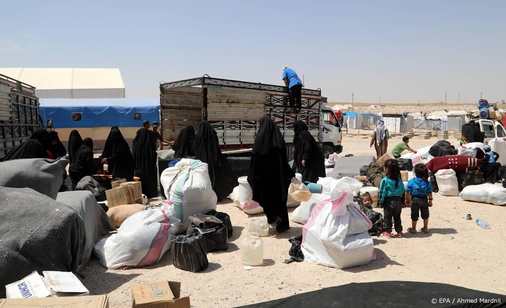 Syrische Koerden dragen vrouw en kinderen over aan gezant NL