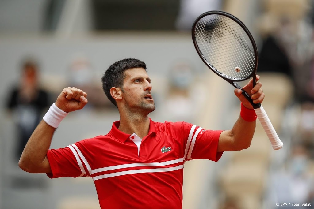 Djokovic zonder problemen naar vierde ronde in Parijs