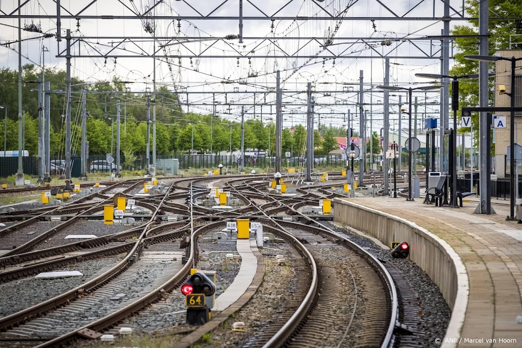 Politie zoekt man die zichzelf betast in trein op station Hoorn
