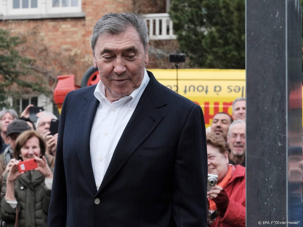 Wielericoon Merckx schiet na minuut stilte GP Vermarc in gang
