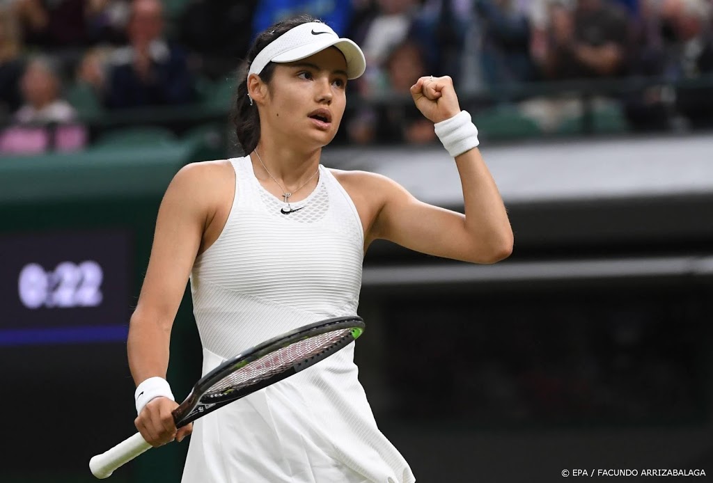 Britse tienersensatie Raducanu moet opgeven op Wimbledon