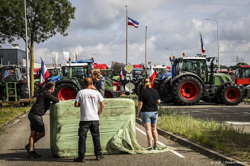 Zes aanhoudingen bij blokkade Zwolle, shovel van politie vernield