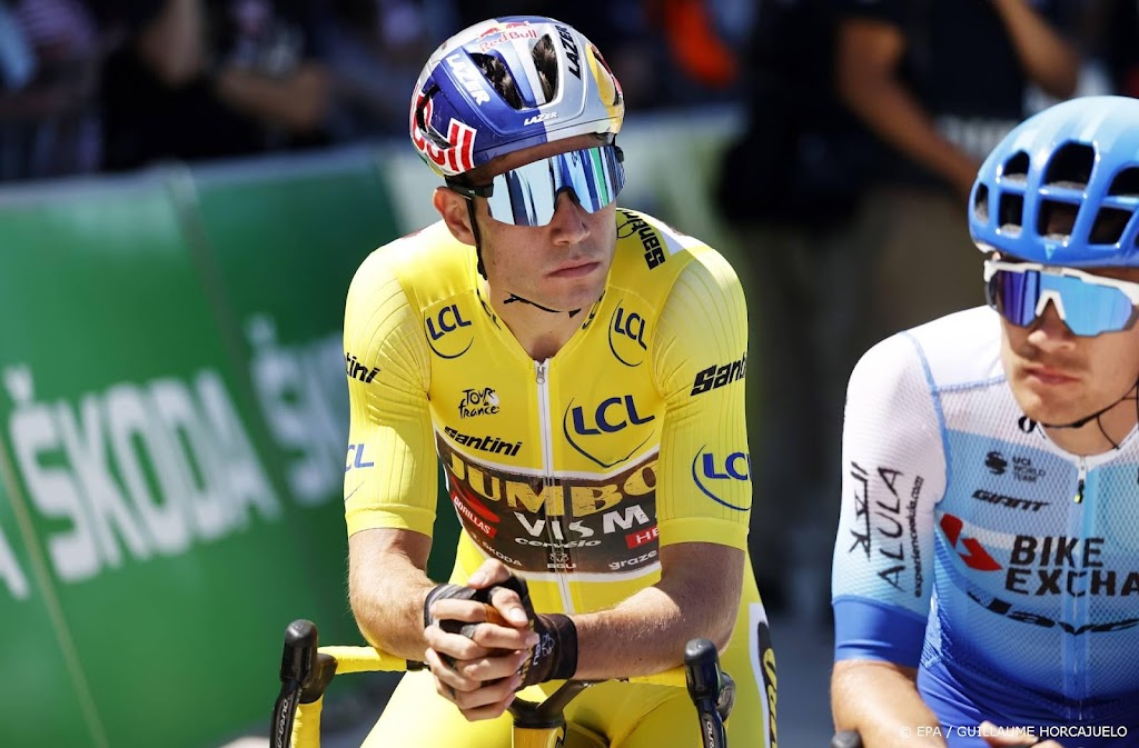 Tourpeloton na eerbetoon op weg naar Calais