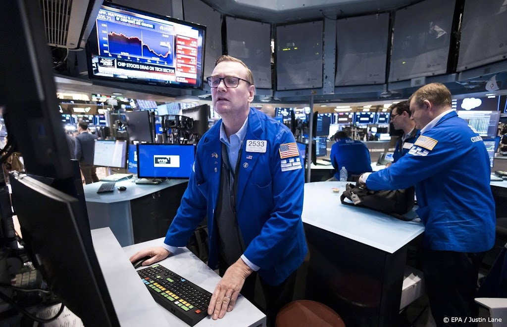 Grote techbedrijven stijgen, olie omlaag op verdeeld Wall Street