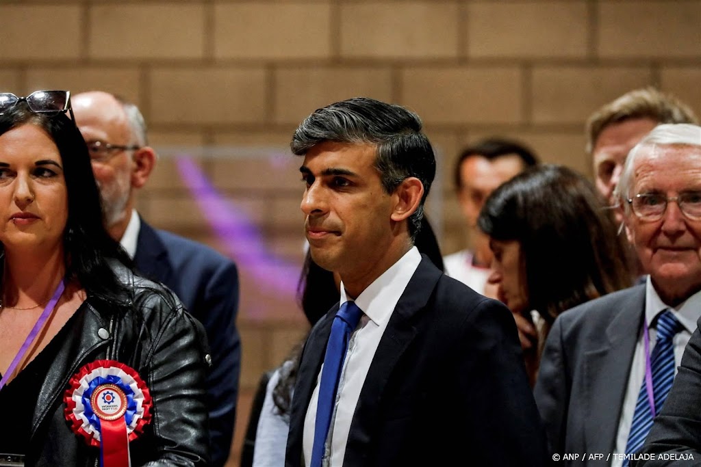 Sunak na verkiezingsnederlaag terug in Londen