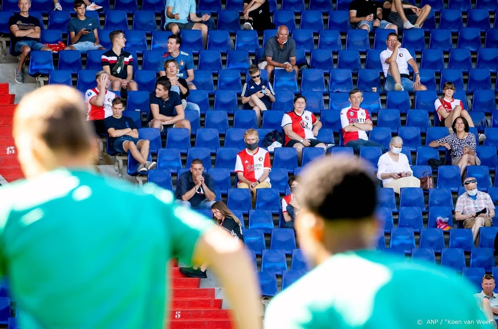 Feyenoord traint voor ruim duizend fans in De Kuip