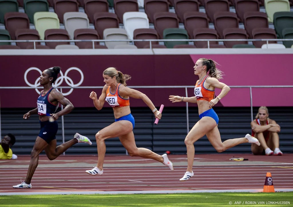 Schippers na estafette 4x100 meter: engeltje op schouder