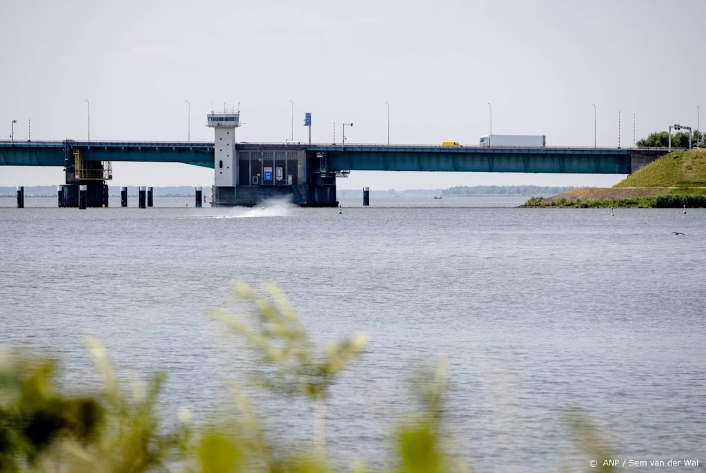 Tóch twee banen bij verkeersbeperkingen Haringvlietbrug