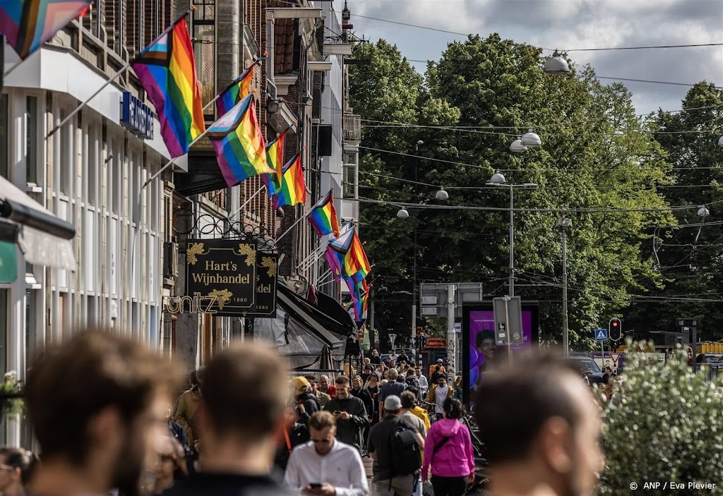 Amsterdam loopt ondanks regen uit voor 26e Canal Parade