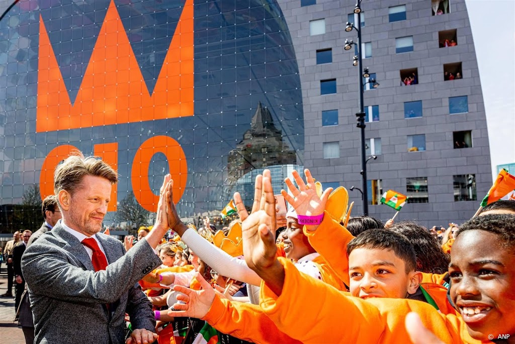 Pieter-Christiaan vaart mee op defensieboot tijdens Canal Parade