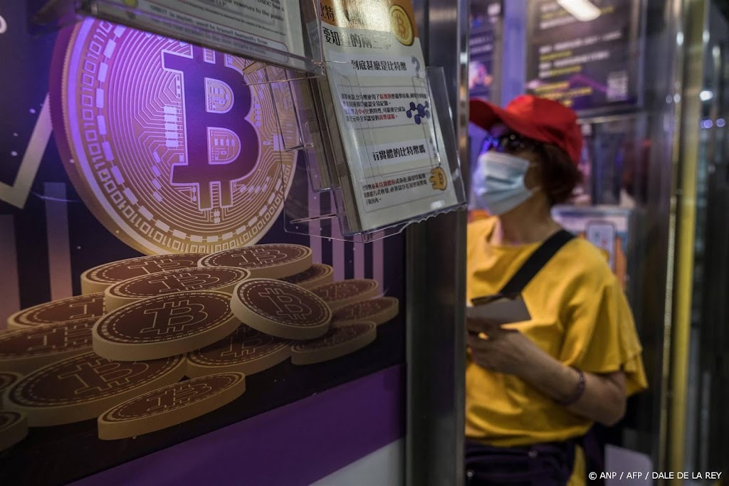 Bitcoin en ether kelderen naar laagste niveaus in maanden