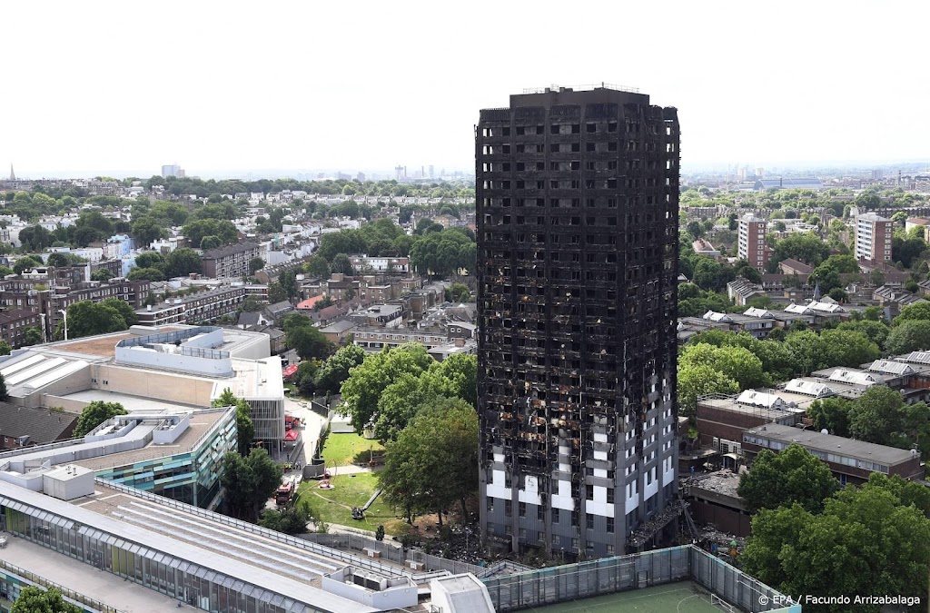 Media: afgebrande Grenfell Tower gaat tegen de vlakte