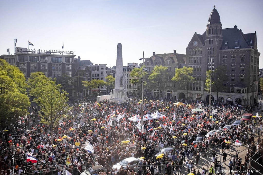 Honderden mensen verzamelen zich op de Dam voor demonstratie