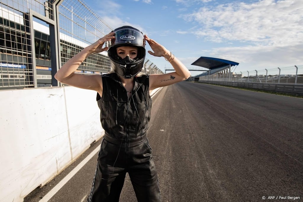 Davina Michelle zingt volkslied voor volle tribunes in Zandvoort