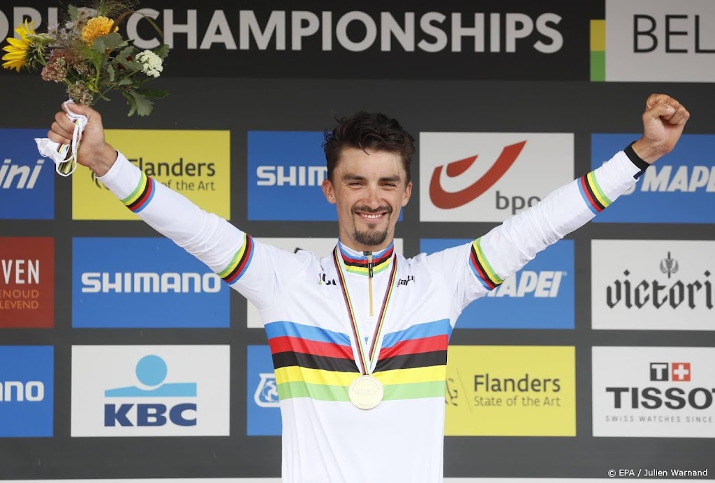Alaphilippe showt nieuwe regenboogtrui in Milaan-Turijn