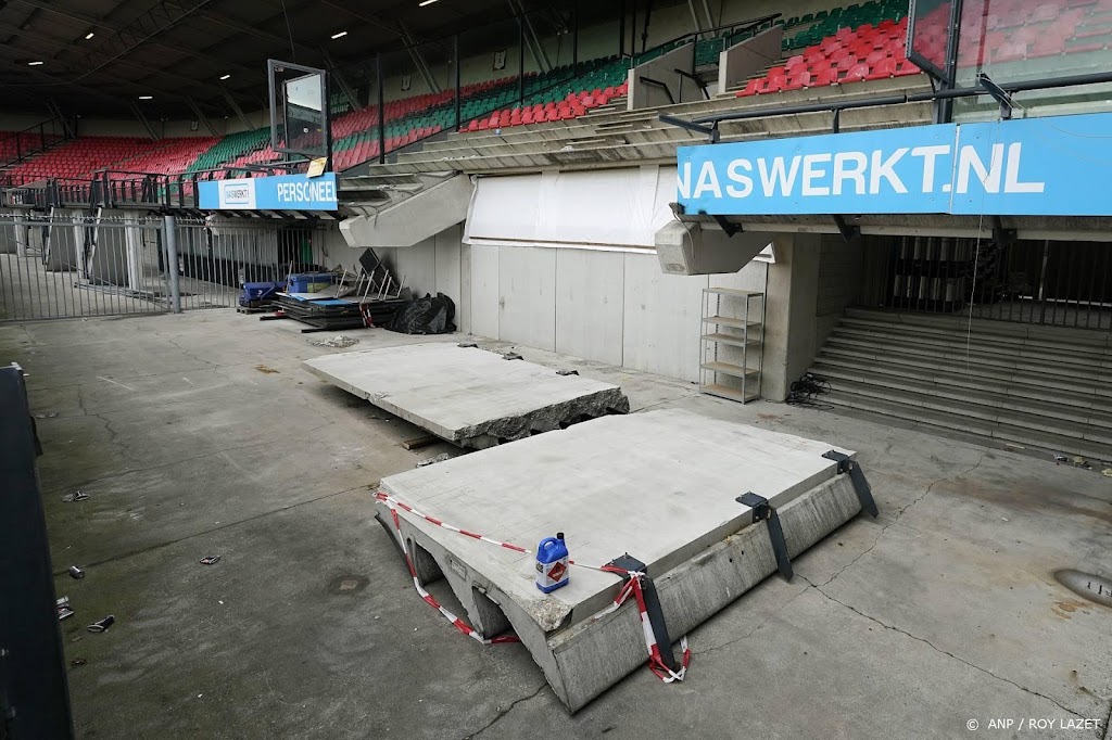 Tribune NEC ingestort door scheuren en ontwerpfout