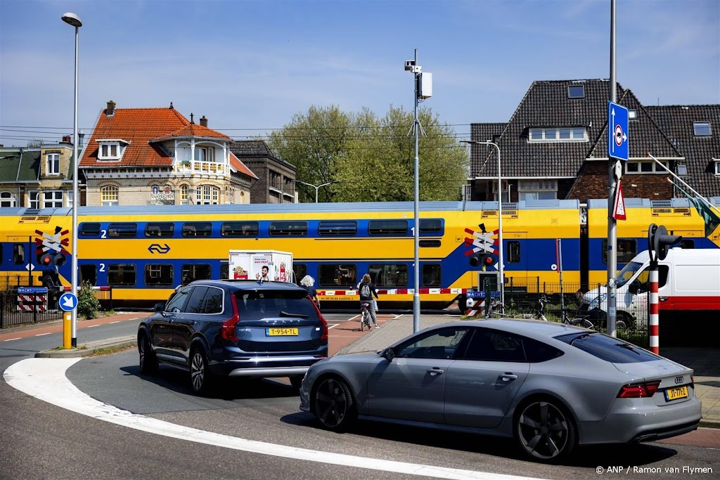 ProRail wil mensen behoeden voor gevaarlijk gedrag op overwegen