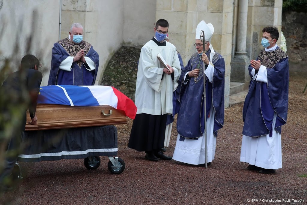 Franse oud-president Giscard d'Estaing in besloten kring begraven