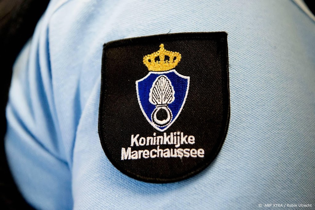 Marechaussee treft opnieuw bestelbus met migranten