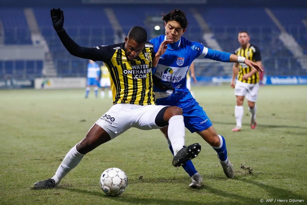 Vitesse grijpt naast koppositie door nederlaag bij PEC Zwolle