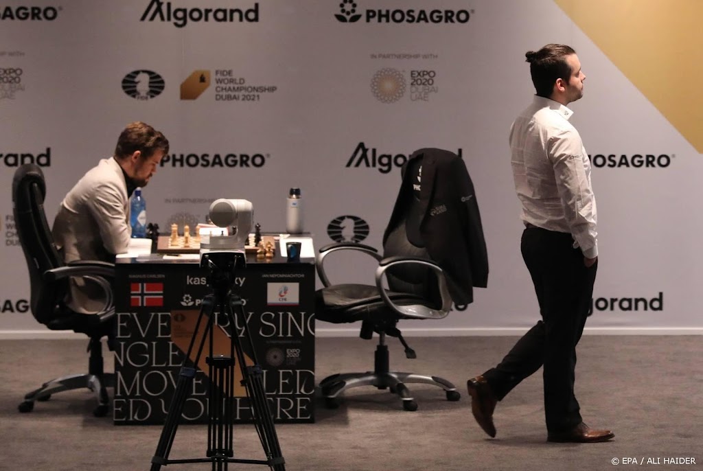 Schaker Carlsen boekt tweede zege in WK-tweekamp en loopt uit