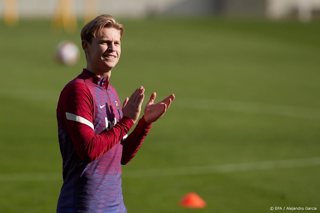 Frenkie de Jong met spierverrekking aan de kant bij Barcelona