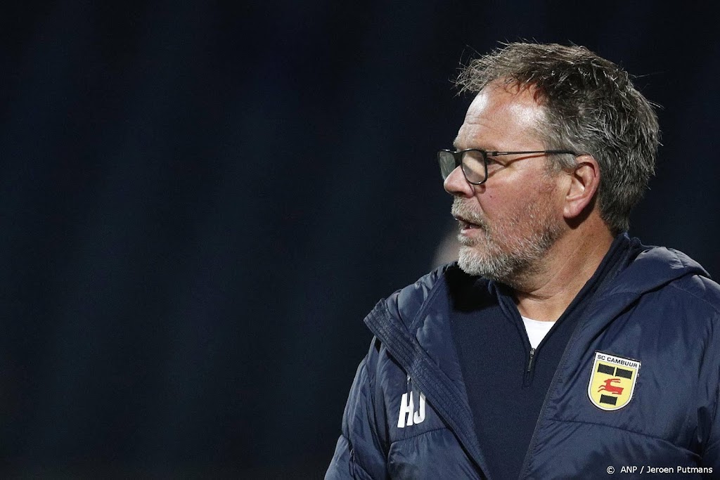 Trainer De Jong sluit met cyste in hoofd weer aan bij Cambuur