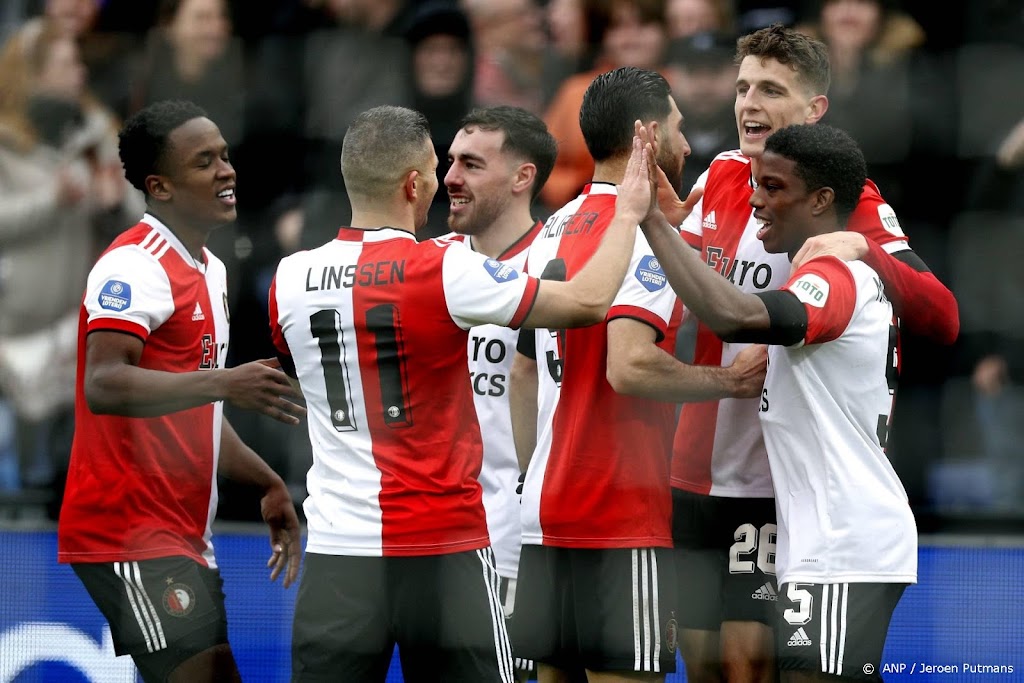 Feyenoord nadert PSV met soepele zege in derby