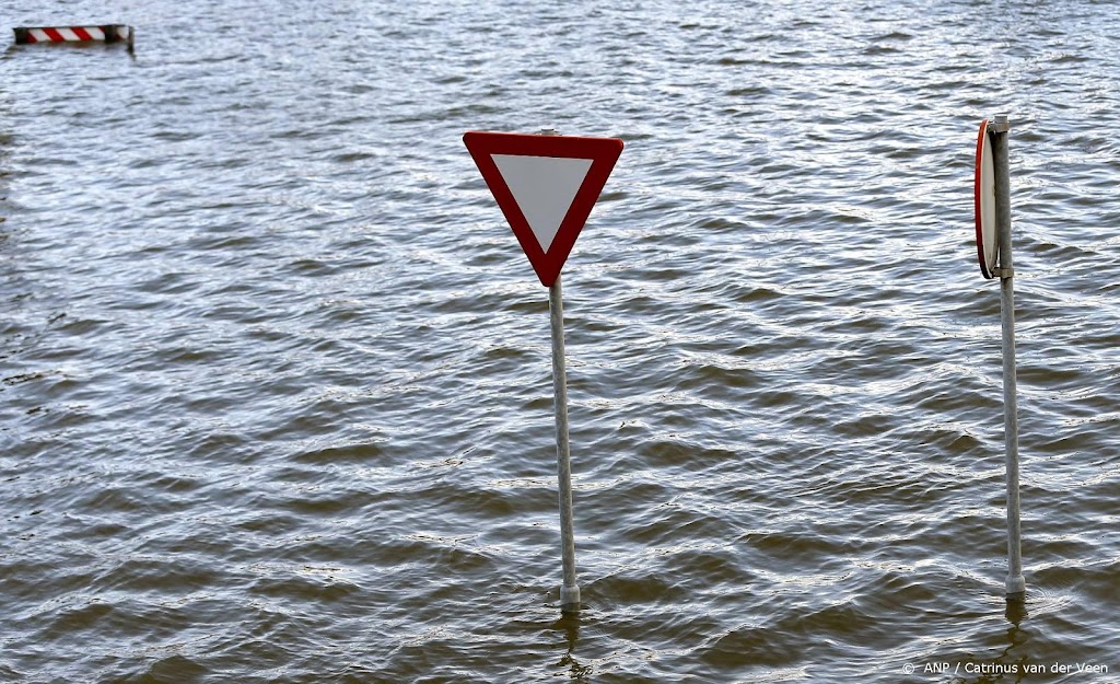 Dijkdoorgangen bij Delfzijl gaan dicht wegens hoogwater op zee