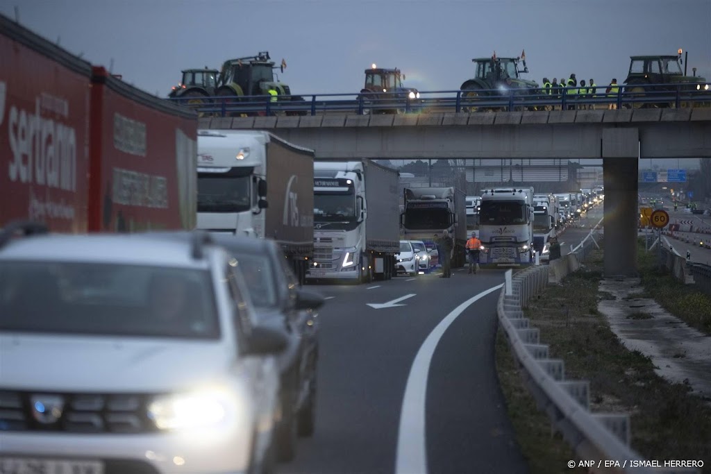 Spaanse boeren blokkeren wegen uit protest tegen landbouwbeleid