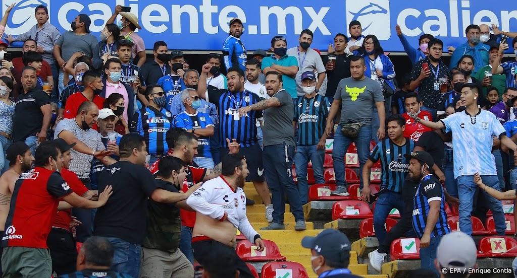 Mexicaanse voetbalcompetitie stilgelegd na veldslag in stadion