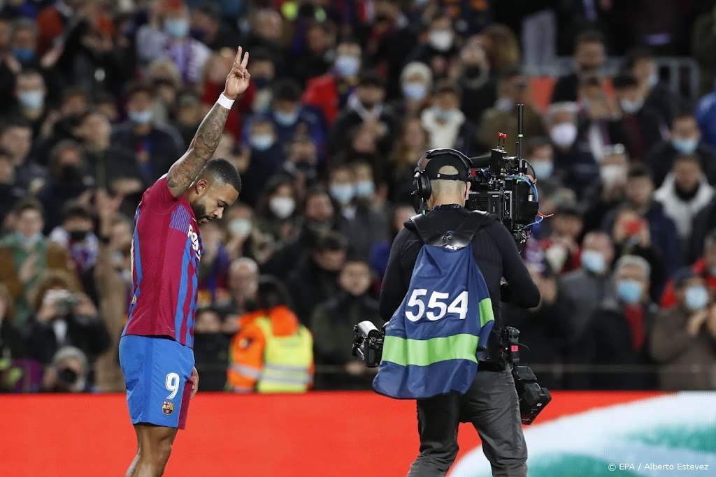 Depay helpt Barcelona vanaf strafschopstip aan zege