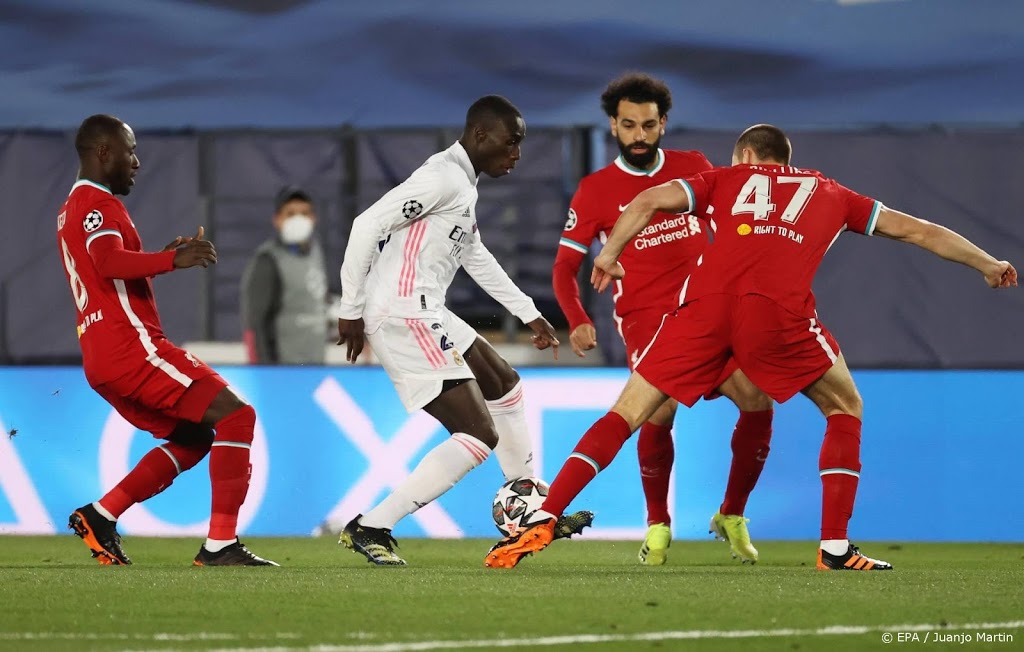 Vinícius leidt Real Madrid met twee treffers langs Liverpool
