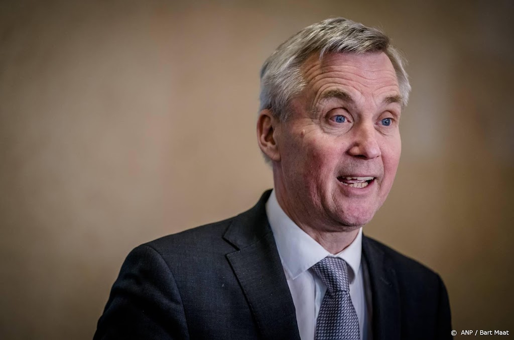 Van der Burg: minder opvangplekken maar ook minder instroom