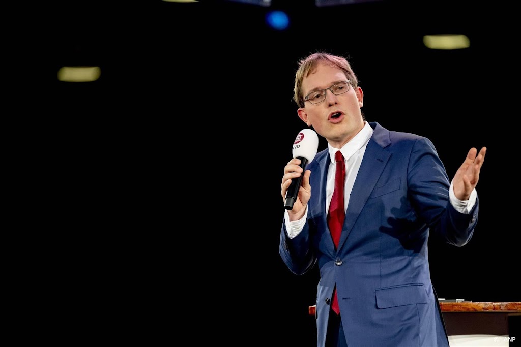Kamerlid Van Houwelingen (FVD) krijgt boete vanwege nazivlag