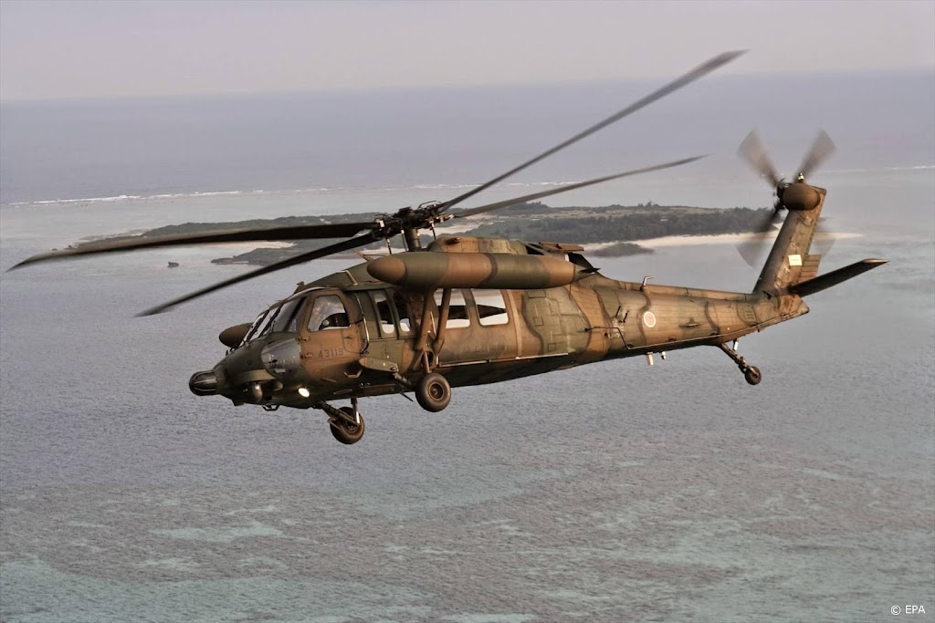 Japanse legerhelikopter met tien inzittenden stort neer in zee