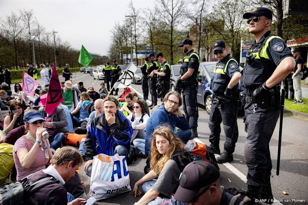 Klimaatactivisten XR blokkeren Zuid-Hollandlaan in Den Haag 