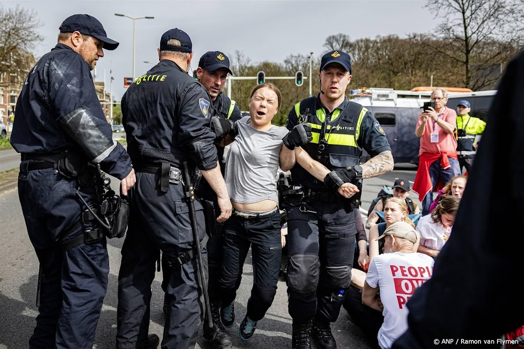 Greta Thunberg opgepakt bij wegblokkade in Den Haag