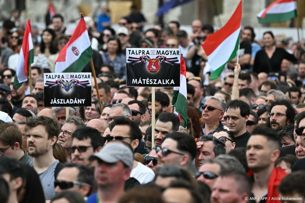 Hongaren protesteren massaal tegen regering Orbán en corruptie