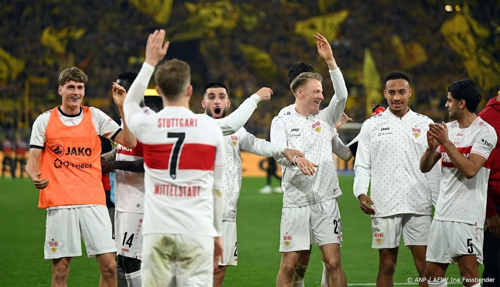 VfB Stuttgart naast Bayern München na zege bij Borussia Dortmund